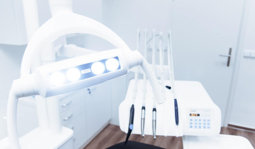 Kontrolne wizyty u dentysty należy odbywać co